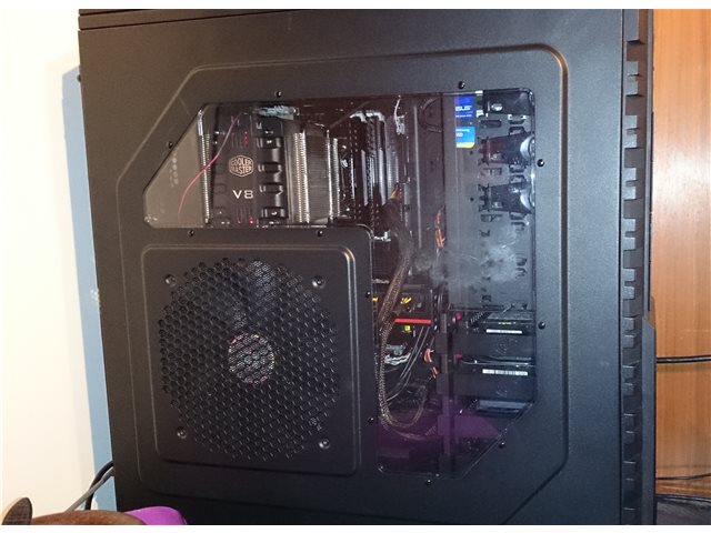 Gehäuse von der Seite (Der Fleck auf der Scheibe ist Abnutzung, da der PC eine Weile lang unter dem Tisch leben musste, und ich dauernd dran gekommen bin)